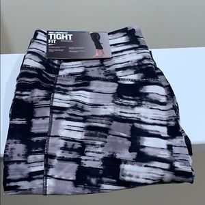 NIKE Women’s Legendary Crop Black/Grey size Large